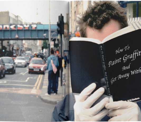 L’ex agente di Banksy pubblica un libro con le foto inedite dell’artista Una delle pagine in anteprima del libro che sarà presto pubblicato: "Banksy Captured", il libro di foto realizzato da Steve Lazarides, ex agente dell'artista (Courtesy: Steve Lazarides)