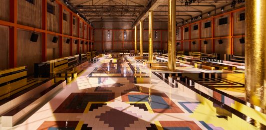 Elie Tass con Entrata di emergenza alla Fondazione Prada, sulla passerella di OMA/AMO Tass Prada