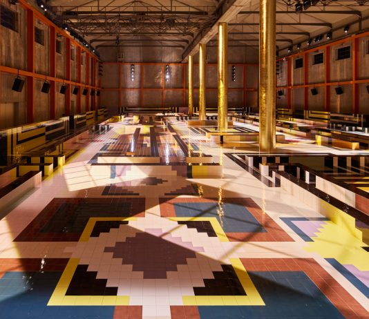 Elie Tass con Entrata di emergenza alla Fondazione Prada, sulla passerella di OMA/AMO Tass Prada