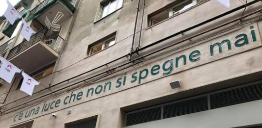 La luce di Bianco-Valente per la Casa di Vetro di Forcella Bianco-Valente per la Casa di Vetro a Forcella