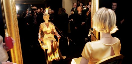 “In Goude we trust”. E anche in Chanel Chanel Fine Jewelry, installazione Les 5 Éléments, Le Feu. In collaborazione con Pierrick Sorrin, Parigi, 2001