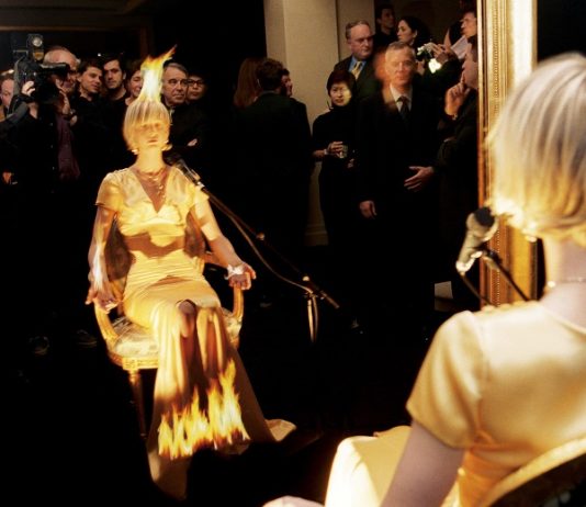 “In Goude we trust”. E anche in Chanel Chanel Fine Jewelry, installazione Les 5 Éléments, Le Feu. In collaborazione con Pierrick Sorrin, Parigi, 2001