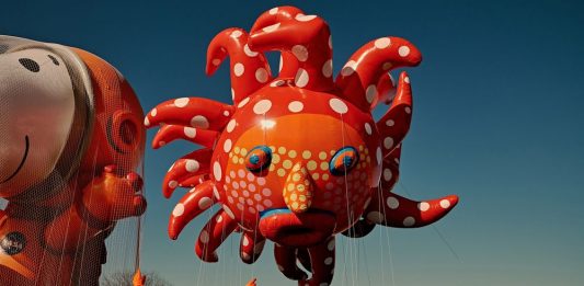 Un pallone volante di Yayoi Kusama per la Festa del Ringraziamento