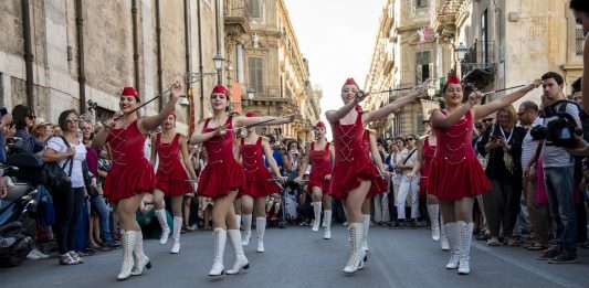 Magazzino si apre a Cold Spring, con il corteo di Marinella Senatore