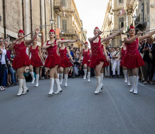 Magazzino si apre a Cold Spring, con il corteo di Marinella Senatore