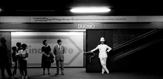 Milano anni ’60. Storia di un decennio irripetibile Ghisa in attesa del metrò © Archivio Carlo Orsi