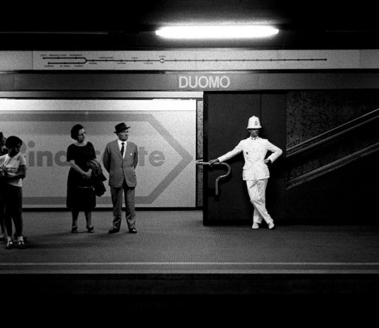 Milano anni ’60. Storia di un decennio irripetibile Ghisa in attesa del metrò © Archivio Carlo Orsi