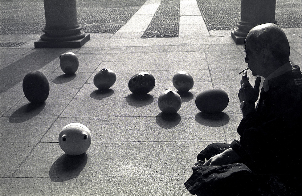 Lucio Fontana nel suo studio © Archivio Carlo Orsi