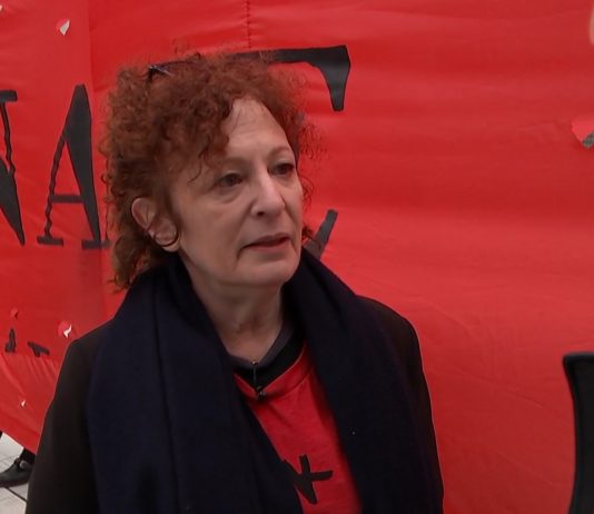 Nan Goldin contro Sackler: la protesta travolge il Victoria & Albert