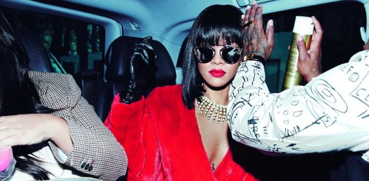 Rihanna x Phaidon: l’autobiografia fotografica dell’artista in un libro Rihanna nel 2014, sulla strada verso la sfilata di Christian Dior a Parigi. Credit: Dennis Leupold/Phaidon