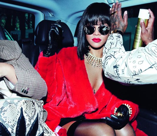 Rihanna x Phaidon: l’autobiografia fotografica dell’artista in un libro Rihanna nel 2014, sulla strada verso la sfilata di Christian Dior a Parigi. Credit: Dennis Leupold/Phaidon