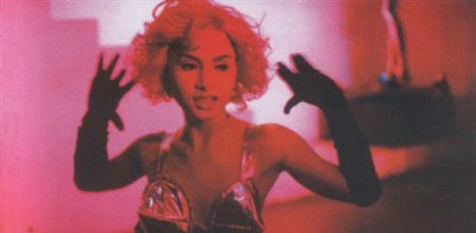 Con Sirens, Nan Goldin porta a Londra la sua ballata della vita