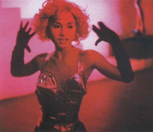 Con Sirens, Nan Goldin porta a Londra la sua ballata della vita