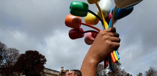 Una scritta oscena sul mazzo di tulipani donato da Jeff Koons a Parigi