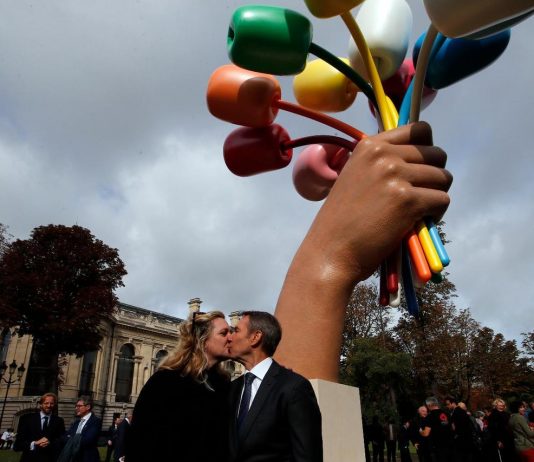 Una scritta oscena sul mazzo di tulipani donato da Jeff Koons a Parigi