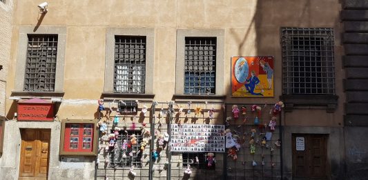 Muro di Bambole: a Roma, una giornata d’arte contro la violenza di genere Il muro di bambole a Roma
