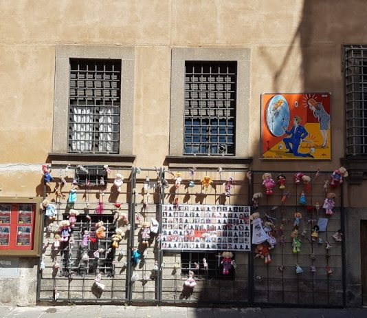 Muro di Bambole: a Roma, una giornata d’arte contro la violenza di genere Il muro di bambole a Roma