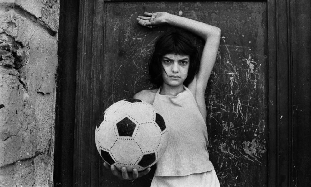 Letizia Battaglia, La bambina con il pallone, Quartiere La Cala, 1980, Palermo © Letizia Battaglia