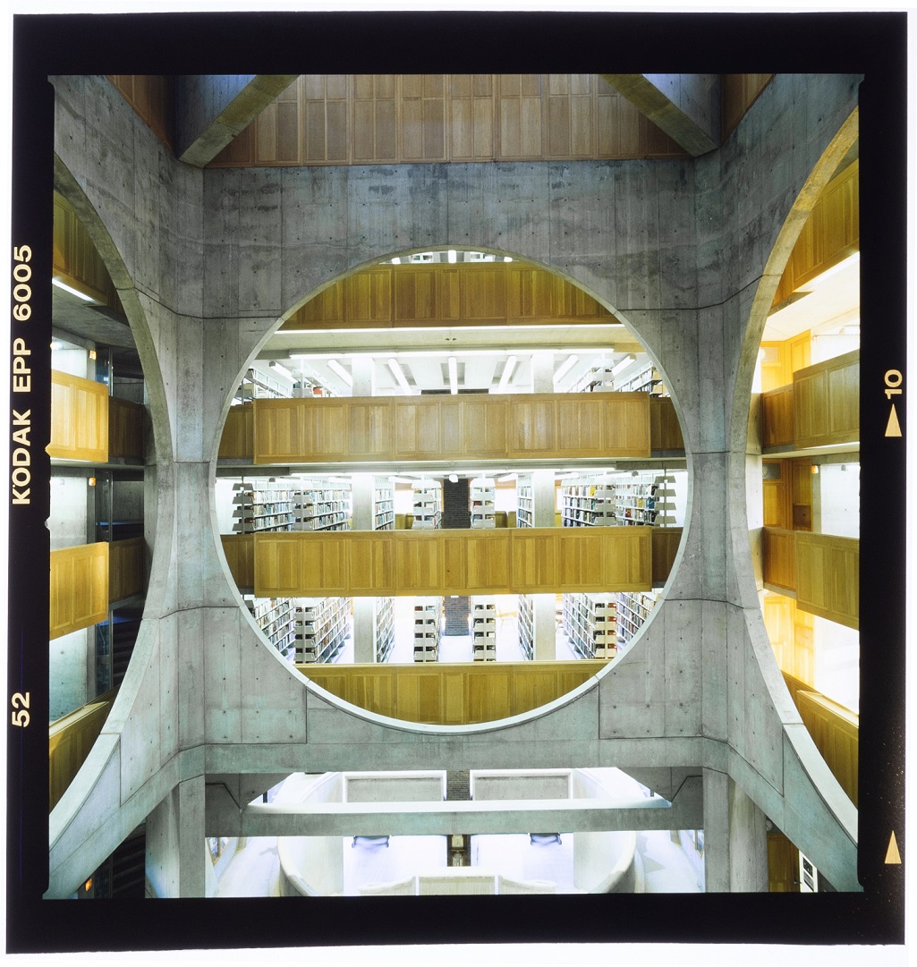 Architettura, silenzio e luce. Louis Kahn nelle fotografie di Roberto Schezenhttps://www.exibart.com/repository/media/2019/12/01_MAXXI_Kahn_ExeterLibrary_phRobertoSchezen.jpg