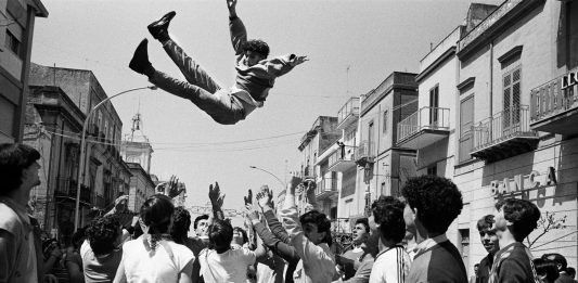 Le “Storie di strada” di Letizia Battaglia a Milano Letizia Battaglia, Domenica di Pasqua, Festeggiamenti per incitare l’uscita della statua di San Michele patrono di Caltabellotta, 1984 © Letizia Battaglia