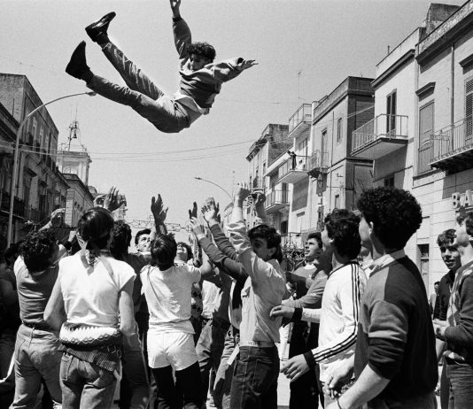 Le “Storie di strada” di Letizia Battaglia a Milano Letizia Battaglia, Domenica di Pasqua, Festeggiamenti per incitare l’uscita della statua di San Michele patrono di Caltabellotta, 1984 © Letizia Battaglia