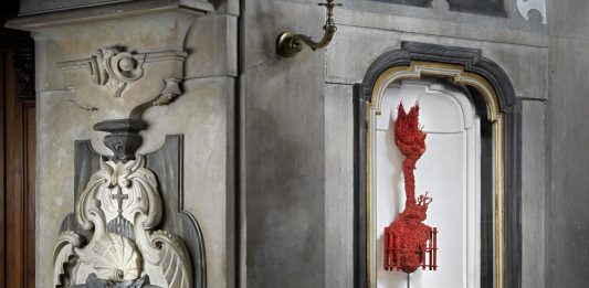 Amore e follia: il corallo rosso di Jan Fabre al Pio Monte di Napoli