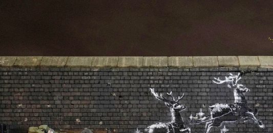 Auguri? La nuova opera di Banksy a Birmingham è una critica sociale Il nuovo murales di Banksy a Birmingham