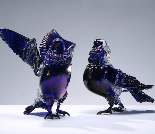 Dalla sabbia, opere in vetro: Jan Fabre – Shitting doves of peace and flying rats