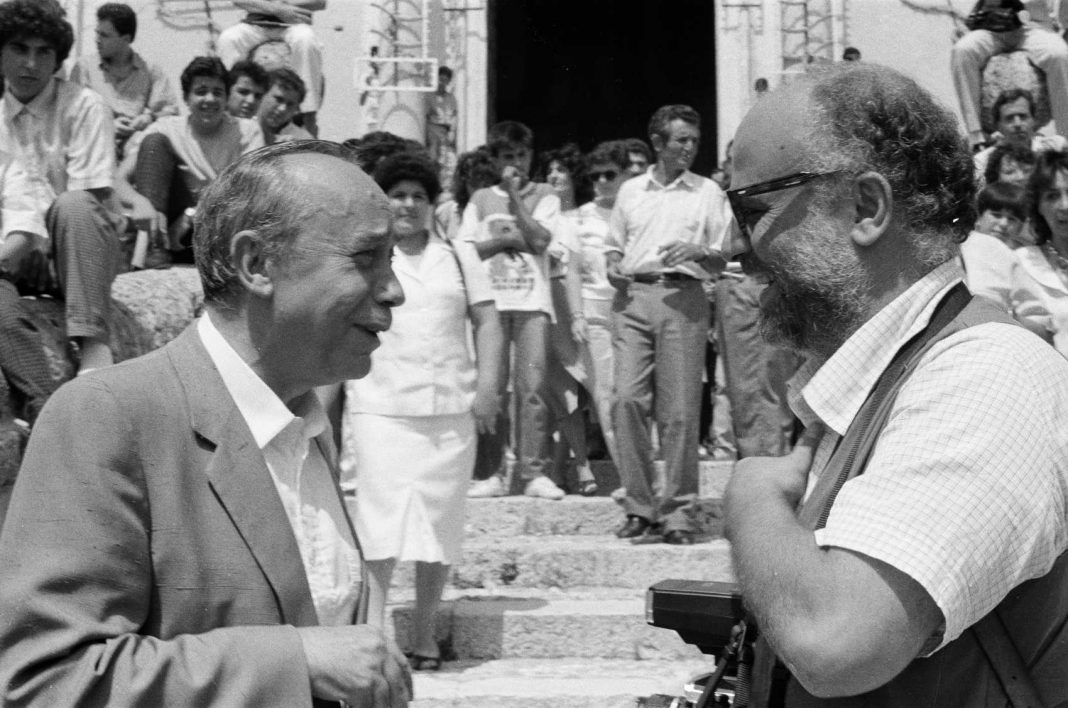 Angelo Pitrone – Leonardo Sciascia. Quasi guardandosi in uno specchiohttps://www.exibart.com/repository/media/2019/12/ANGELO-PITRONE-LS-con-Ferdinando-Scianna-Racalmuto-Festa-Madonna-del-Monte-1987-1068x708.jpg
