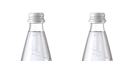 Stay Liquid, e se lo dice lui. Roxy in The Box per le bottiglie Ferrarelle