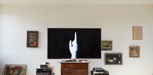 Jean-Luc Godard alla Fondazione Prada: il cinema in studio e in ascensore