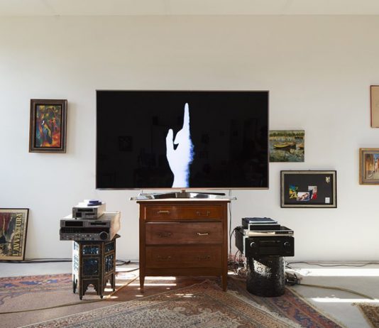 Jean-Luc Godard alla Fondazione Prada: il cinema in studio e in ascensore