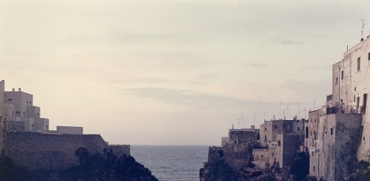 Oltre un secolo di fotografie all’asta Il Ponte Luigi Ghirri, "Polignano a mare, dalla serie Paesaggio italiano 1986”. Lotto n. 373. Asta Il Ponte