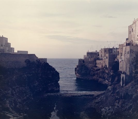 Oltre un secolo di fotografie all’asta Il Ponte Luigi Ghirri, "Polignano a mare, dalla serie Paesaggio italiano 1986”. Lotto n. 373. Asta Il Ponte
