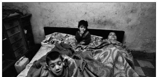 Tra dolore e bellezza: Letizia Battaglia ai Magazzini Fotografici di Napoli