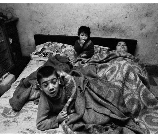 Tra dolore e bellezza: Letizia Battaglia ai Magazzini Fotografici di Napoli