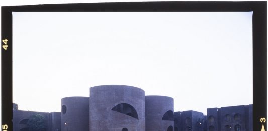 Architettura, silenzio e luce. Al MAXXI, Louis Kahn nelle fotografie di Roberto Schezen Louis Kahn, Sher-e-Bangla Nagar, National Capital, Dhaka, BangladesPhoto: Roberto Schezen, 2001 circaCourtesy: Fondazione MAXXI