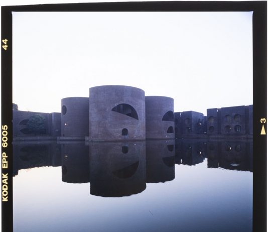 Architettura, silenzio e luce. Al MAXXI, Louis Kahn nelle fotografie di Roberto Schezen Louis Kahn, Sher-e-Bangla Nagar, National Capital, Dhaka, BangladesPhoto: Roberto Schezen, 2001 circaCourtesy: Fondazione MAXXI