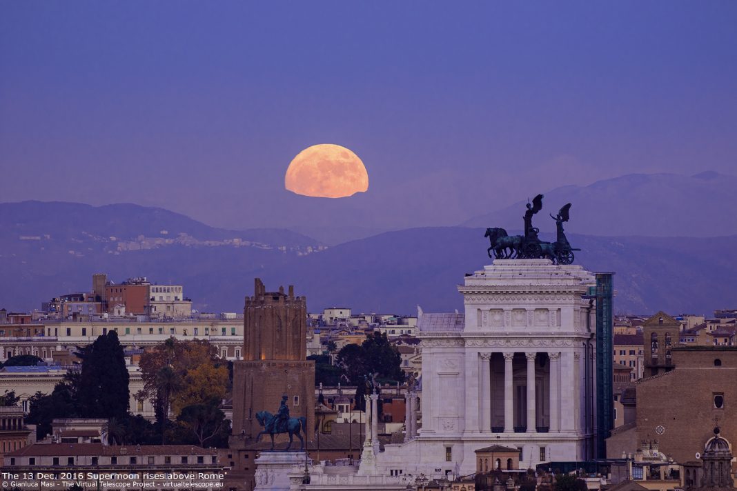 Gianluca Masi – Carpe Sidera. La meraviglia del cielo sulla bellezza di Romahttps://www.exibart.com/repository/media/2019/12/Moonrise_AltarePatria_Rome_13dec2016_web-1068x712.jpg