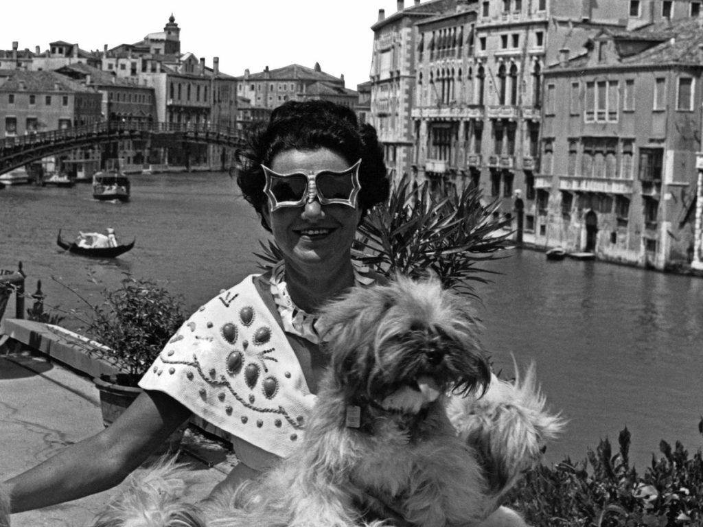 Peggy Guggenheim con i suoi cani sulla terrazza di Palazzo Venier dei Leoni, 1950. Foto di David Seymour