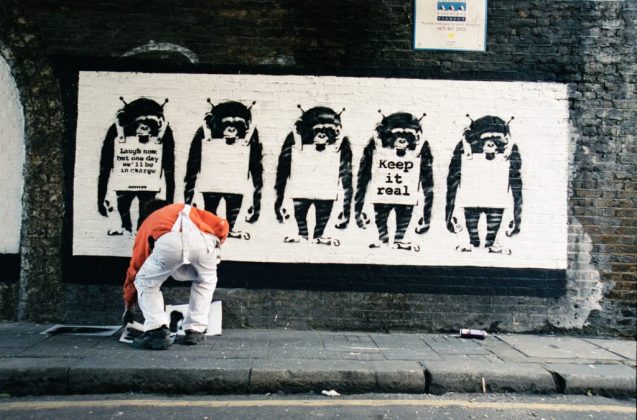 Banksy a lavoro in una delle foto del libro di Lazarides (Courtesy: Steve Lazarides)