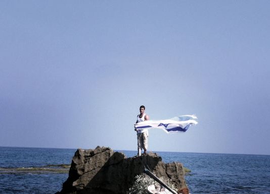 Gettare via il trauma. Yael Bartana a Modena Yael Bartana, A Declaration 2006