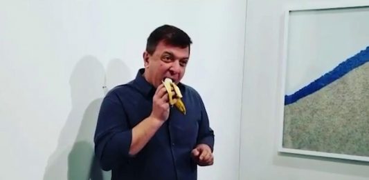 Un artista ha mangiato la banana di Cattelan per una performance David Datuna e la banana di Cattelan