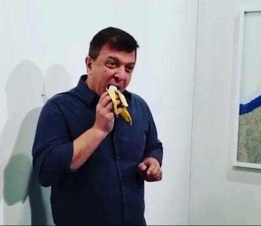 Un artista ha mangiato la banana di Cattelan per una performance David Datuna e la banana di Cattelan