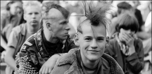 La grigia gioia della DDR nella fotografie di Harald Hauswald a Berlino