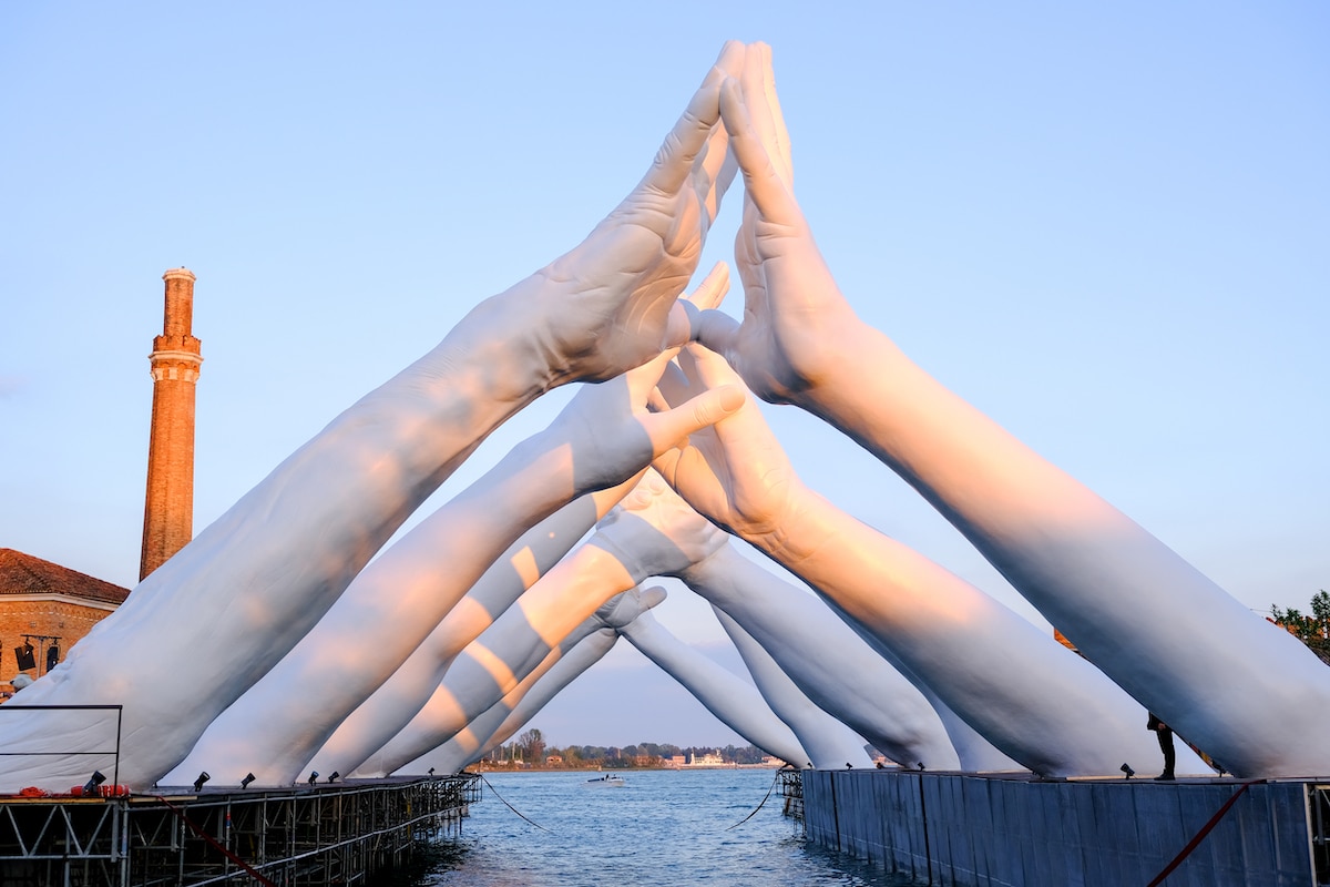 Lorenzo Quinn, “Building bridges”, 2019. 58esima Biennale di Venezia