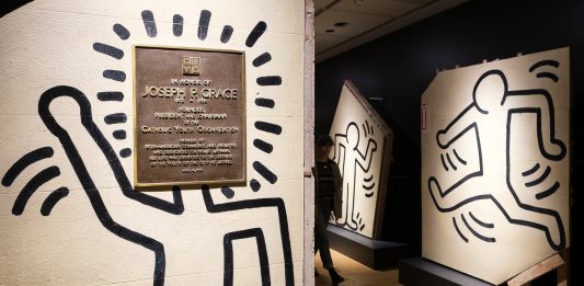 Gli oggetti più strani venduti all’asta Keith Haring, il murales di 25 metri realizzato sulla parete della Grace House, viene staccato e venduto all'asta