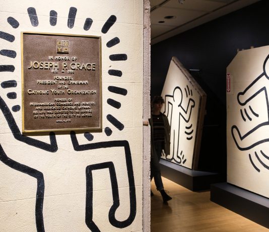 Gli oggetti più strani venduti all’asta Keith Haring, il murales di 25 metri realizzato sulla parete della Grace House, viene staccato e venduto all'asta