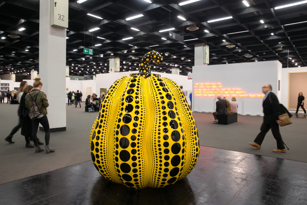 Una delle tante Pumpkin di Yayoi Kusama, questa esposta nel, 2016 a Colonia. (Photo by Mathis Wienand/Getty Images)