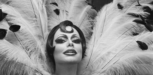 Al MAST di Bologna due mostre fotografiche. Un tema comune: le uniformi André Gelpke, Senza titolo, dalla serie “Sesso, teatro e carnevale”/Untitled, from the series “Sex Theater und Karneval”, 1980 © André Gelpke / Switzerland